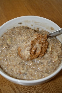 oatmeal with bananas, almonds and almond butter